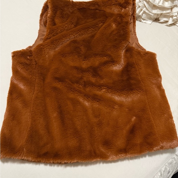 Stella & Dot Faux Fur Vest in Warm Brown Rust Color 🦊🐻🦊 - Picture 5 of 8
